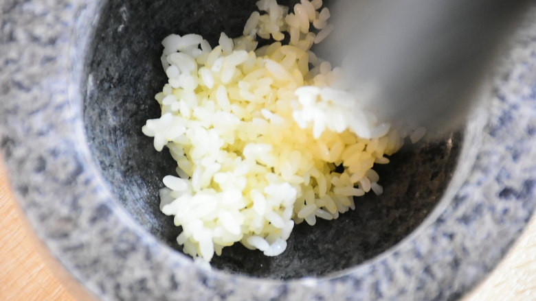糍粑,一点点的捣成泥,每次捣一点,捣好了再加糯米,再捣。