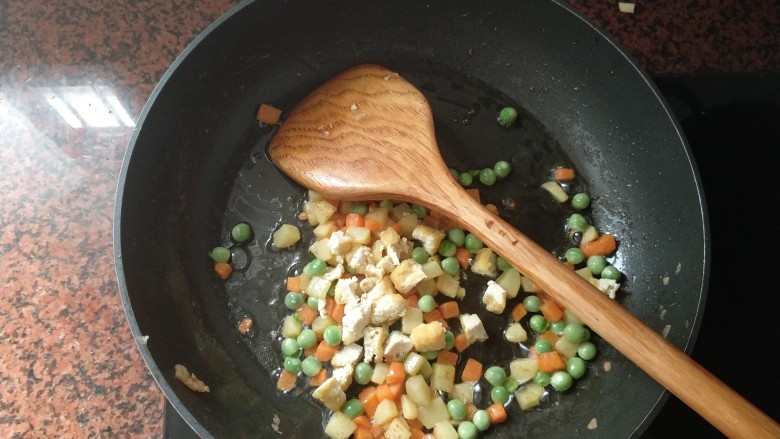 咖喱蛋炒饭,在倒入炸豆干，翻炒至食材八成熟