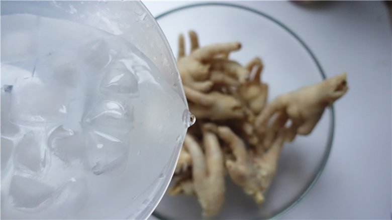 野山椒泡凤爪,.鸡爪捞出,用凉水冲洗掉多余油脂,