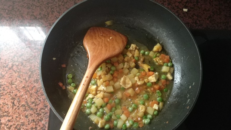 咖喱蛋炒饭,转小火,煮1~2分钟,咖喱融化浓稠。