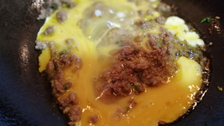 蛋裹肉碎炒蒜薹,蛋液倒在肉碎上面,