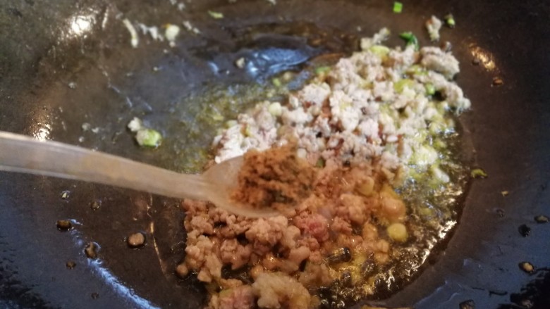 蛋裹肉碎炒蒜薹,肉碎炒至微熟放一小勺13香,煸炒几下。