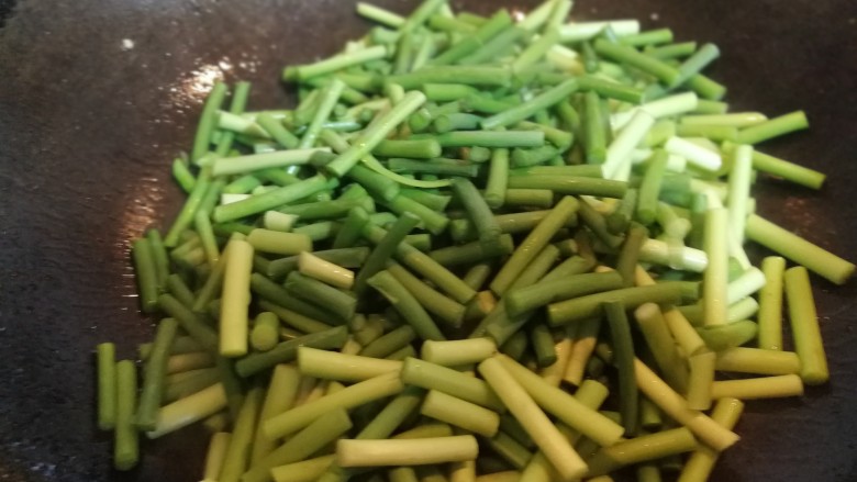 蛋裹肉碎炒蒜薹,锅里重新倒一勺油,用中小火炒蒜苔,
