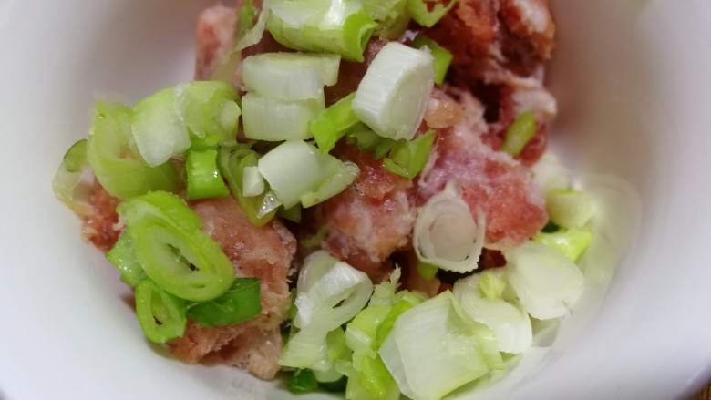 蛋裹肉碎炒蒜薹,肉碎,<a style='color:red;display:inline-block;' href='/shicai/ 3250'>葱</a>,切好,