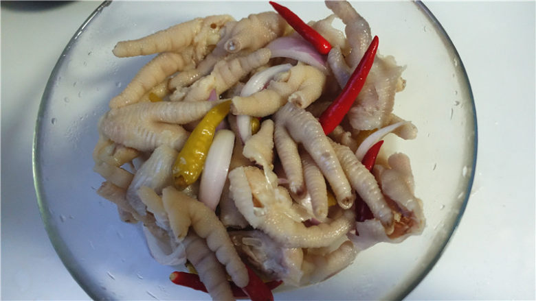 野山椒泡凤爪,.再来一两杯凉开水或者纯净水;翻拌均匀,使每块鸡爪都能沾上泡椒水。