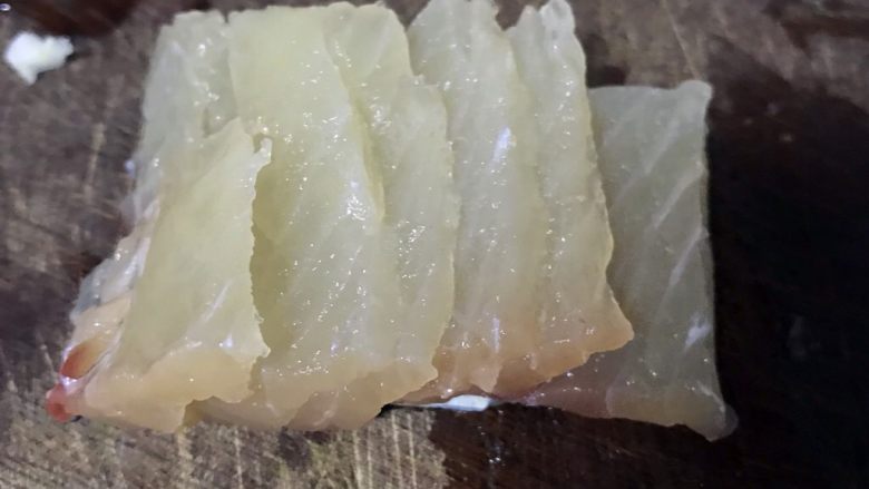 菊花鱼,斜切成薄片，鱼皮不要切断