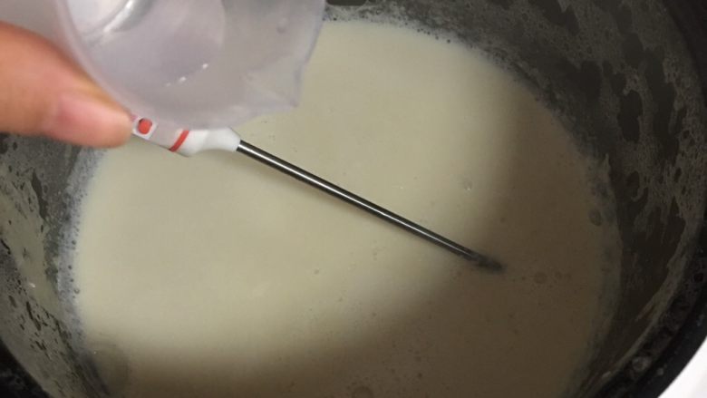 豆腐脑~电饭煲版,温度合适后,倒入内酯