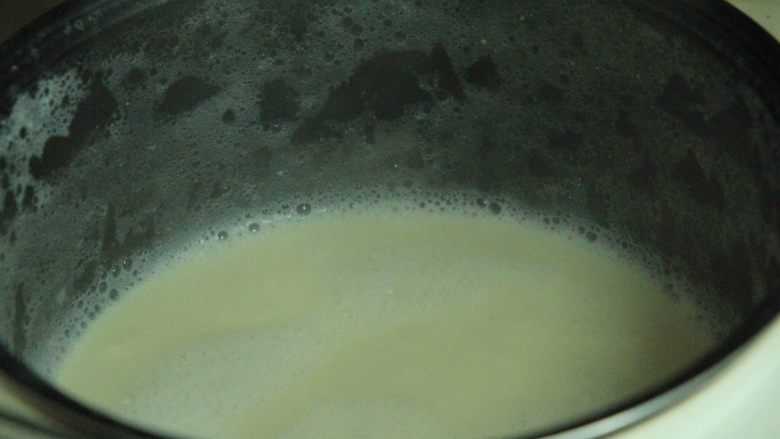 豆腐脑~电饭煲版,放入电饭煲煮开3分钟左右,建议选电饭锅这类保温性能好的的锅,不要盖盖,以防冒锅