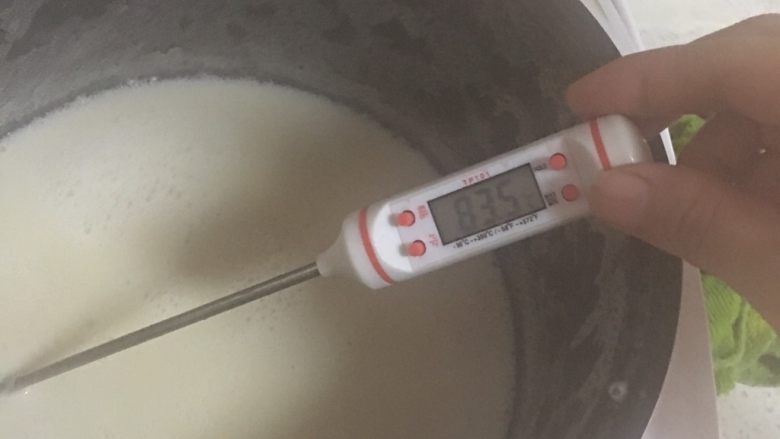 豆腐脑~电饭煲版,豆浆煮开后断电,冷却到82-85度之间,冬天大概3分钟,夏天大概5分钟,根据气温变化