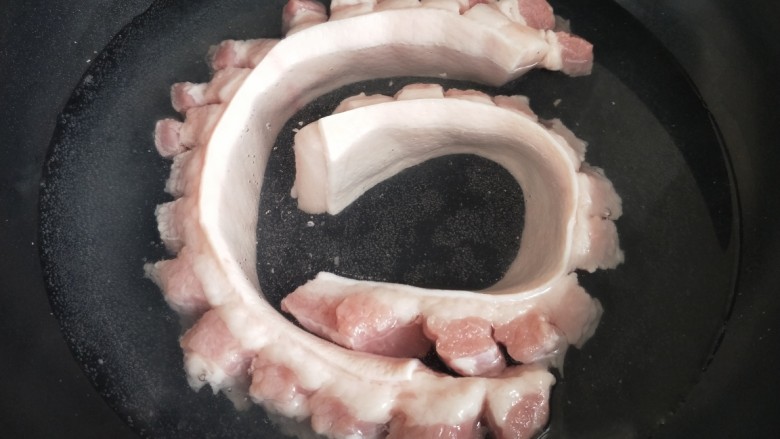 花样红烧肉,将五花肉焯水