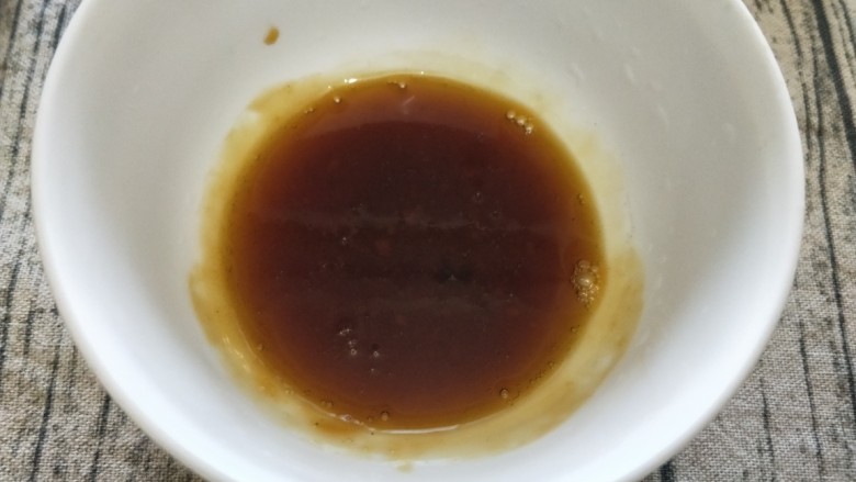 花样红烧肉,冰糖快炒好时，加入少量清水，炒成糖浆，盛起来备用