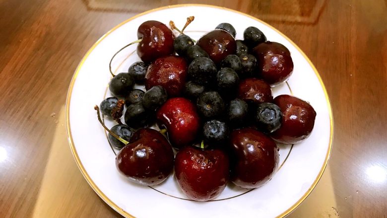 奶油甜甜圈,<a style='color:red;display:inline-block;' href='/shicai/ 10063'>水果</a>洗净备用