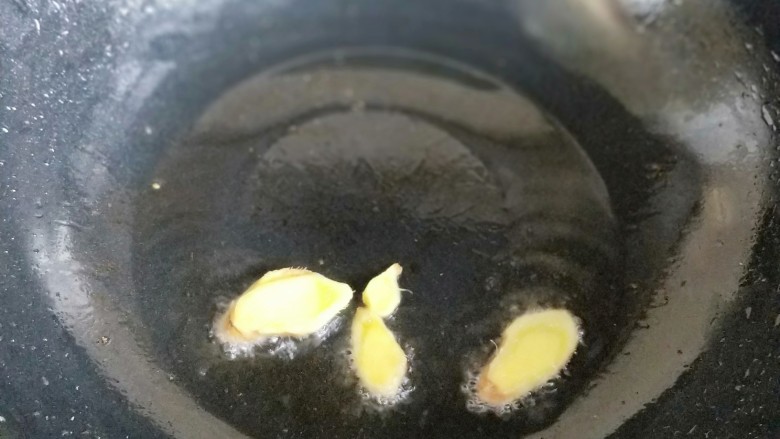 花样红烧肉,肉煎出的油不用盛起来，加入生姜片，炒香