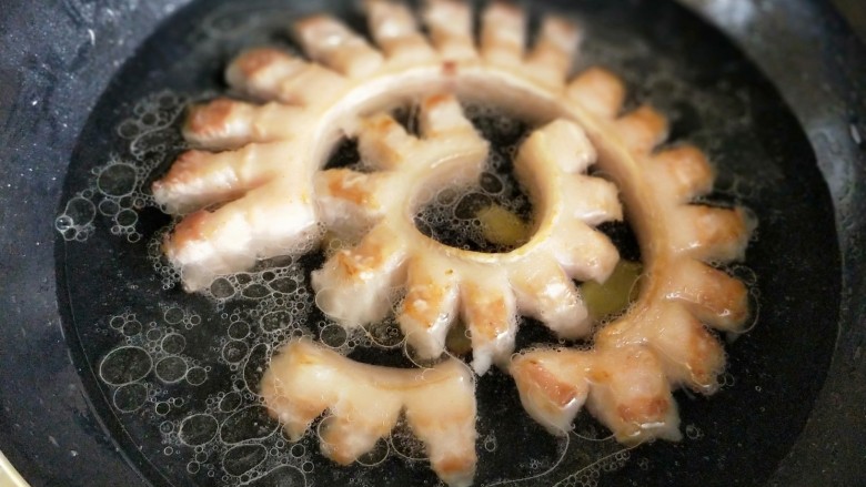 花样红烧肉,放入五花肉，水没过五花肉