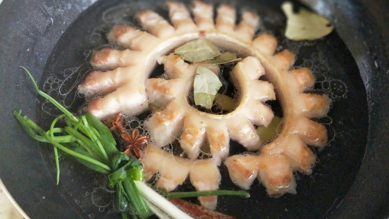 花样红烧肉,将八角、桂皮、香叶、<a style='color:red;display:inline-block;' href='/shicai/ 3232'>香葱</a>全部放入锅中