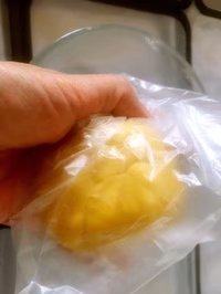 草莓酱心小饼干,包上保鲜袋,放冰箱冷藏20分钟