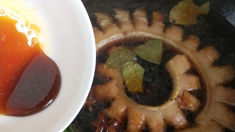 花样红烧肉,加入适量老抽，加入糖浆