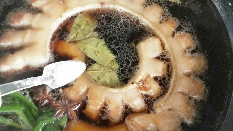 花样红烧肉,加入适量盐，盖上锅盖，大火烧开，再转中小火