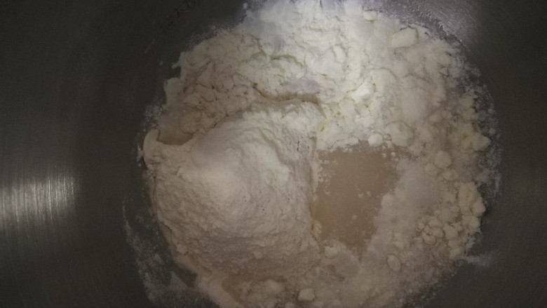 阿拉棒,把高筋面粉,低筋面粉,糖,h盐,奶粉,水,倒入打蛋缸中