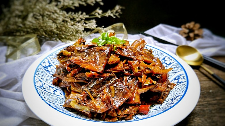 香焖鲅鱼干,装盘上桌,美味极了。