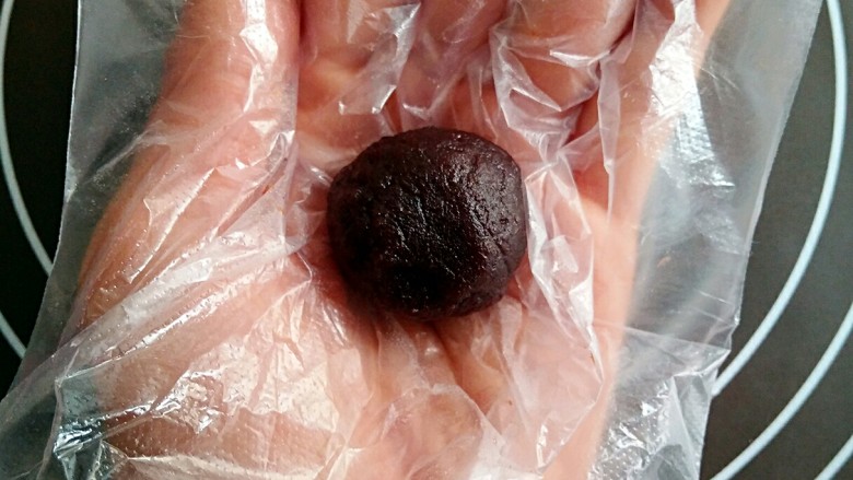 日式和果子,带一次性手套,将豆沙馅搓成圆球。