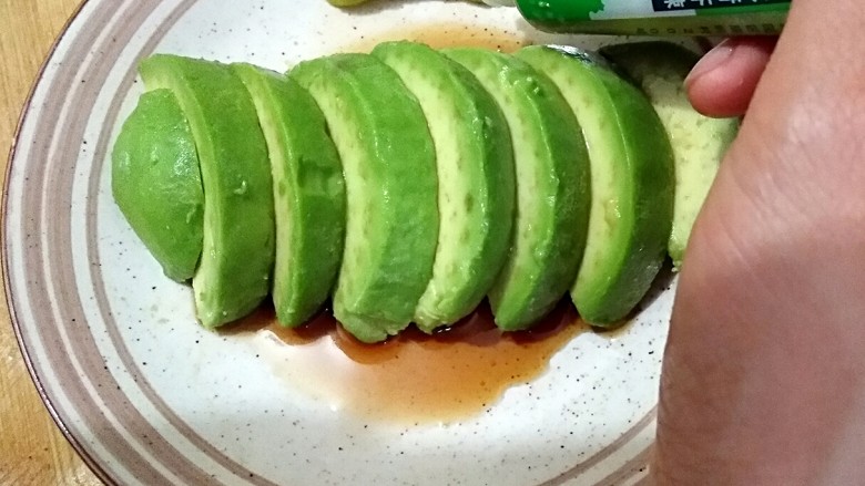 牛油果刺身,将去皮的牛油果摆入盘中,根据个人口味挤上适量青芥末。
