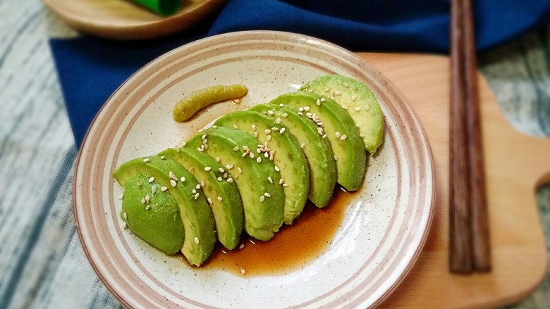 牛油果刺身,酱料的融入会调节牛油果醇厚的口感，作为料理的前菜会非常适合。