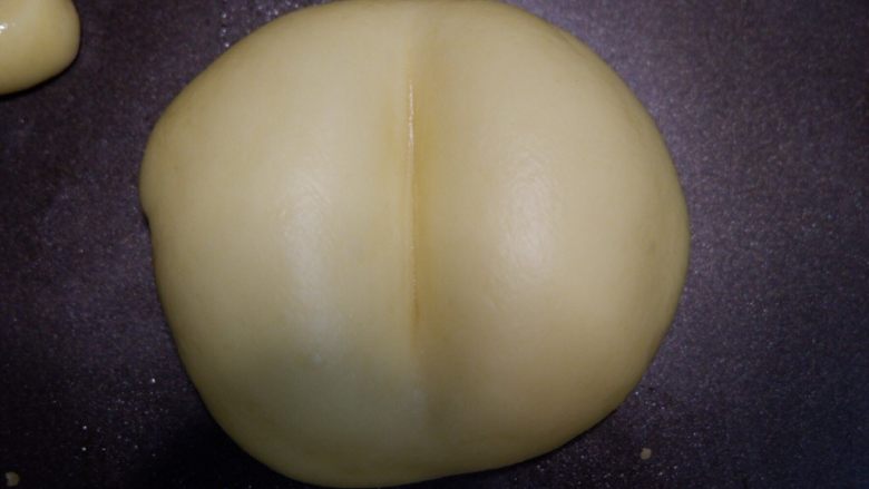 屁屁豆沙包,发酵好,取出刷鸡蛋液