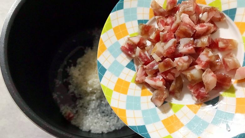 电饭煲~红薯腊肠焖饭,倒入腊肠