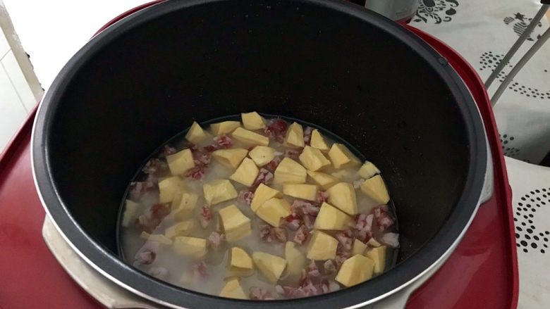电饭煲~红薯腊肠焖饭,将内胆放入电饭煲内