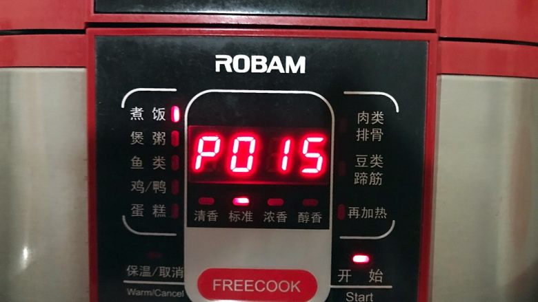 电饭煲~红薯腊肠焖饭,选择煮饭键,按下开始,你就可以安心的去做其他事情了