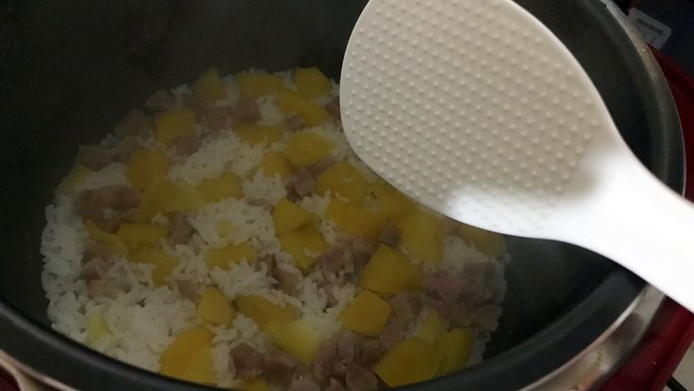 电饭煲~红薯腊肠焖饭,当电饭煲完成工作,不要马上打开锅盖,再焖5分钟