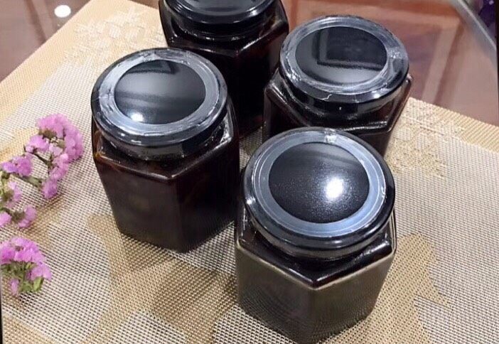 柠檬枇杷膏,将熬制好的柠檬膏趁热装进玻璃瓶,密封
