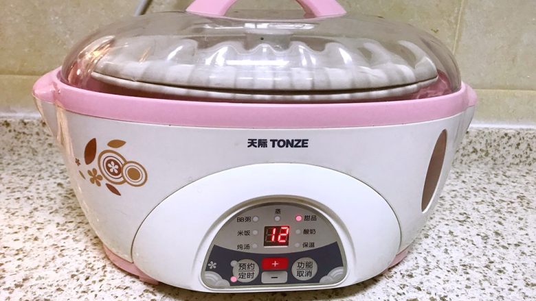 柠檬枇杷膏,炖锅调甜品键,定时熬制12小时,中途炖锅注意观察右侧水位线,及时添加水防止水分熬干,黄冰糖一次放不完,待到炖3小时左右炖锅内胆里冰糖融化再放剩余的.整个熬制过程,炖锅内胆不需要放水哦