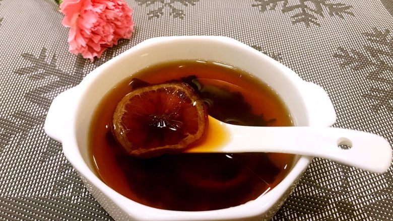 柠檬枇杷膏,先用温水冲上一碗,味道美美哒😋