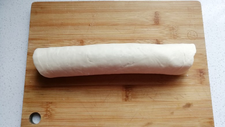 花朵飞饼香蕉卷,再从底端向上卷起,要卷紧些哈;