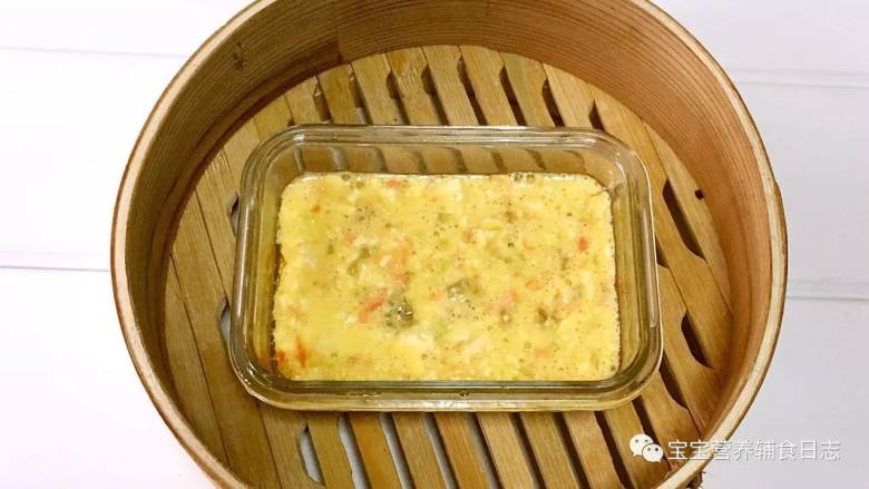 鲜虾蔬菜手指条,模具刷油，将虾仁蔬菜糊倒入模具里。上锅蒸15分钟左右。