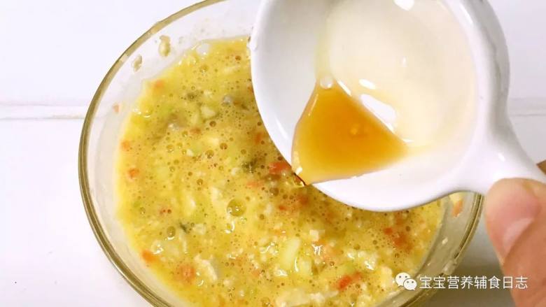 鲜虾蔬菜手指条,加入少许食用油。当然优先推荐亚麻籽油、核桃油、芝麻油。
