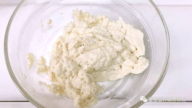 鲜虾蔬菜手指条,豆腐焯水后压碎。豆腐焯水可以比蔬菜类多焯一会儿。

PS:有的宝宝不喜欢豆腥味，豆腐用热水焯下能去除豆腥味。
因为豆腐很容易腐败，所以一定要冷藏保存，并且当天吃完，充分煮熟后再食用。