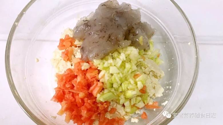 鲜虾蔬菜手指条,将以上准备好的虾仁、豆腐、西葫芦、胡萝卜装到一个大碗里。
