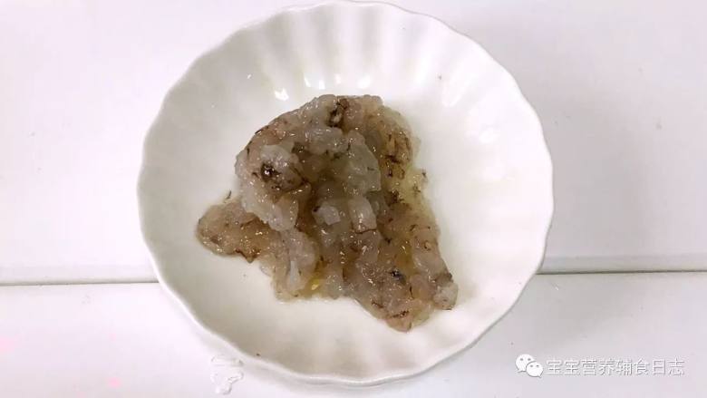 鲜虾蔬菜手指条,将腌制好的鲜虾剁碎。
