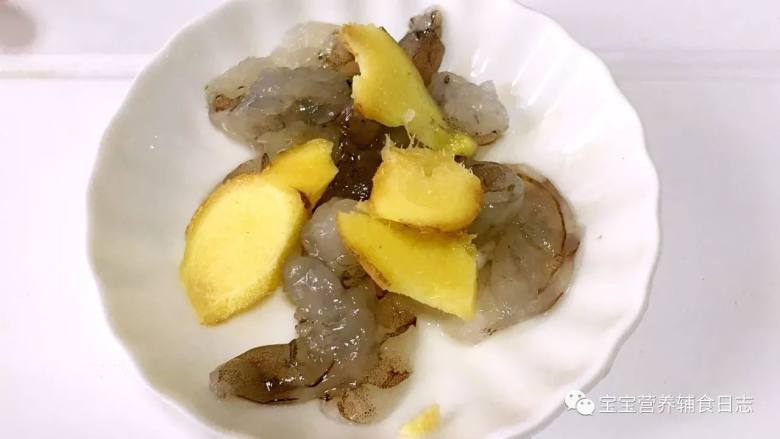 鲜虾蔬菜手指条,鲜虾去壳，挑去虾线，放入姜片或柠檬片腌制10分钟左右。