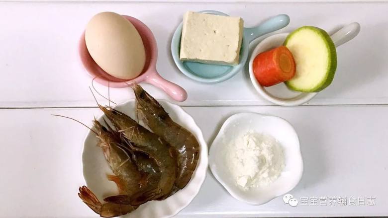 鲜虾蔬菜手指条,食材准备：<a style='color:red;display:inline-block;' href='/shicai/ 301'>鲜虾</a>4只/（去壳后）35克，<a style='color:red;display:inline-block;' href='/shicai/ 465'>豆腐</a>/35克，<a style='color:red;display:inline-block;' href='/shicai/ 9'>鸡蛋</a>/1个，<a style='color:red;display:inline-block;' href='/shicai/ 25'>胡萝卜</a>/15克，<a style='color:red;display:inline-block;' href='/shicai/ 66'>西葫芦</a>/10克，<a style='color:red;display:inline-block;' href='/shicai/ 519'>面粉</a>/5克