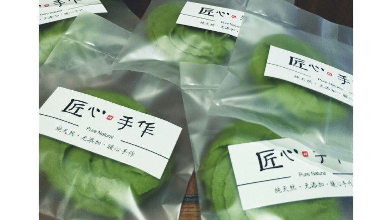 宇治抹茶曲奇,饼干变凉后密封保存,可以放在大的密封瓶中常温保存一个月左右没问题
