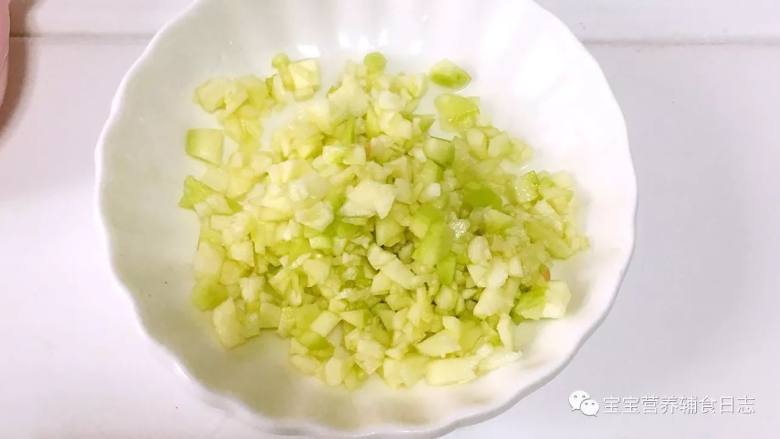 鲜虾蔬菜手指条,西葫芦洗净去皮切碎。