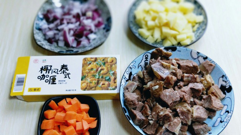 做饼＋美味的饼夹咖喱牛肉,准备食材，<a style='color:red;display:inline-block;' href='/shicai/ 29'>洋葱</a>去皮，切丁，<a style='color:red;display:inline-block;' href='/shicai/ 23'>土豆</a>去皮，切丁，<a style='color:red;display:inline-block;' href='/shicai/ 25'>胡萝卜</a>去皮，切丁。<a style='color:red;display:inline-block;' href='/shicai/ 8826'>熟牛肉</a>切丁。