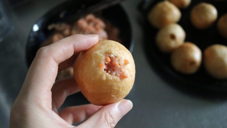 红烧油面筋塞肉,用筷子将肉馅一点点的塞进油面筋里,将面筋填满,这道工序虽然不复杂,但是绝对要有足够的耐心和细心,肉馅塞多少看个人喜欢的,塞的多成品就圆些。