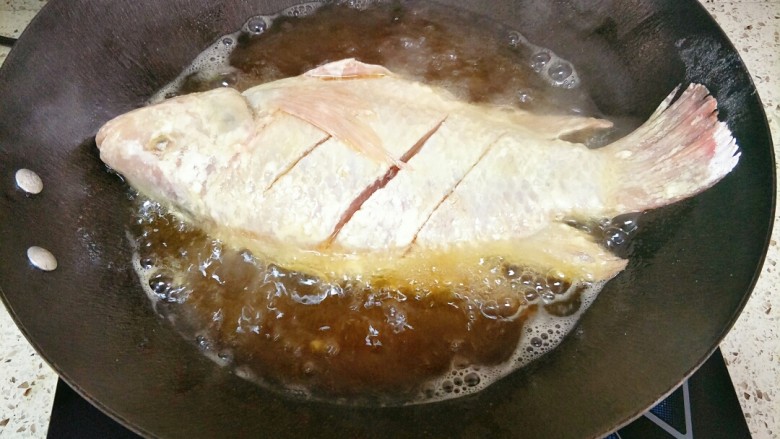 家常糖醋鱼,放入油锅,中小火油炸