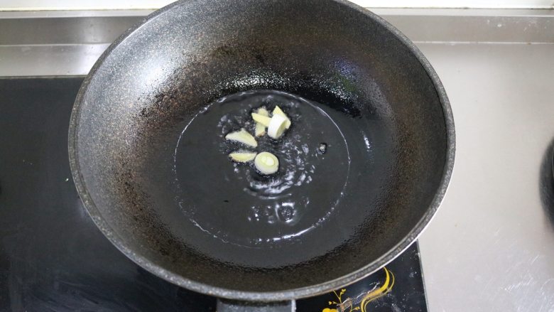 红烧油面筋塞肉,锅中放油烧热.放葱炒香,