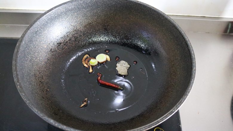 红烧油面筋塞肉,放冰糖、辣椒翻炒;